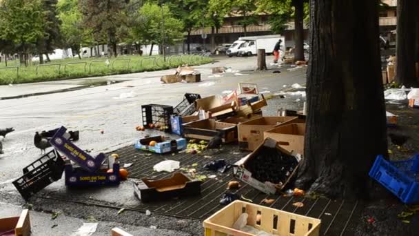 Turin, Piemont, Italien. Mai 2019. Nach der Entwicklung des lokalen Marktes bleiben verschiedene Abfälle auf dem Boden. Die Mitarbeiter kümmern sich um das Einsammeln und Aufräumen des Platzes. — Stockvideo