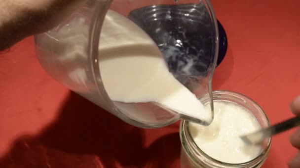 Бічний Вид Під Час Наливи Кефіру Чітко Видно Ферментоване Молоко — стокове відео
