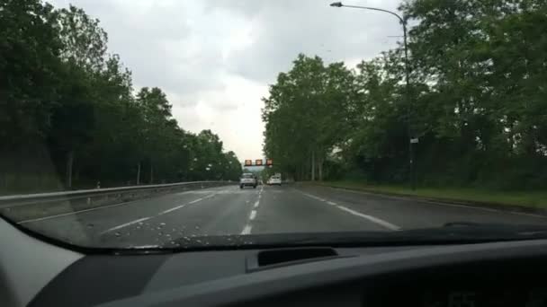 Turin, Piemonte, Italien. Maj 2019. Utsikt från en bil. Vägskyltar varnar bilister om hastighetsbegränsningen och förekomsten av kameror för att upptäcka elektroniska överträdelser. 25bps — Stockvideo