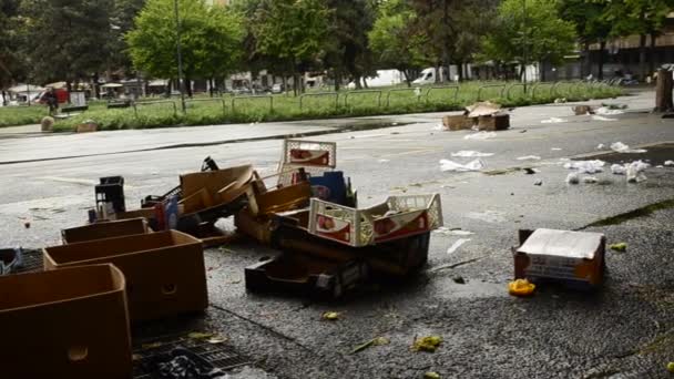 Turim, Piemonte, Itália. Maio de 2019. Após o desenvolvimento do mercado local, vários resíduos permanecem no terreno. Os funcionários cuidam de recolher tudo e limpar a praça . — Vídeo de Stock