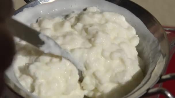 Nahaufnahme Von Kefir Das Sieb Gegossen Teelöffel Verwendet Bewegen Das — Stockvideo