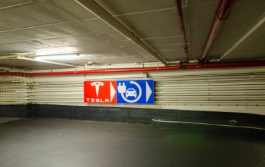 Brüksel, Belçika, Ağustos 2019. Elektrikli araba aküleri için şarj istasyonu olan yeraltı otoparkı..