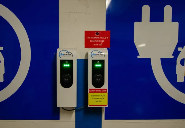 Bruksela Belgia Sierpień 2019 Parking Podziemny Stacją Ładowania Akumulatorów Samochodowych — Zdjęcie stockowe