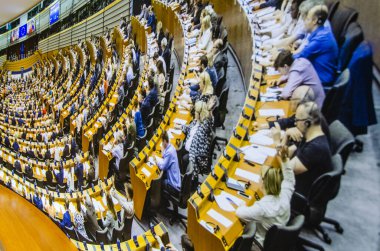 Brüksel, Belçika, Ağustos 2019. Avrupa Parlamentosu 'nun görüşü doğrultusunda, bir gigantografi, milletvekillerinin koltuklarında oturdukları hemicil' i betimlemektedir..