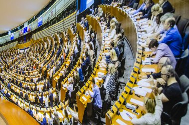 Brüksel, Belçika, Ağustos 2019. Avrupa Parlamentosu 'nun görüşü doğrultusunda, bir gigantografi, milletvekillerinin koltuklarında oturdukları hemicil' i betimlemektedir..