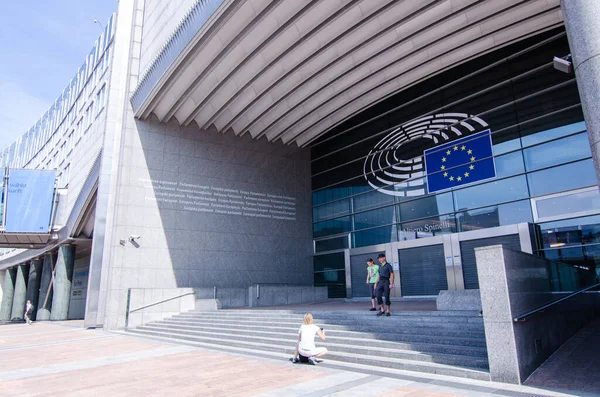 2019年8月 比利时布鲁塞尔 欧洲议会所在的现代金属和玻璃宫殿的外部视图 专为Altiero Spinelli而设的入口 游客可拍照留念 — 图库照片