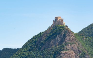 San Michele della Chiusa Manastırı, Piedmont, İtalya. Vadinin karşı tarafındaki dağın görüntüsü, bu manastır zirvenin tepesine tünemiş, heybetli bir görünüme sahip..