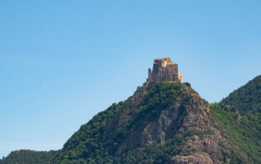 San Michele della Chiusa Manastırı, Piedmont, İtalya. Vadinin karşı tarafındaki dağın görüntüsü, bu manastır zirvenin tepesine tünemiş, heybetli bir görünüme sahip..