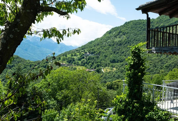 Bela Vista Das Montanhas Verdes Plantas Esquerda Varandas Uma Casa — Fotografia de Stock