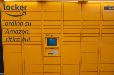 Amazon Dolabı 'nın resmi. Kolayca bulunabilecek parlak renk ve şirket logosu ile karakterize edilir..