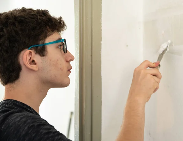 Apartmanda Mason Işi Beyaz Bir Çocuk Duvardaki Kusurları Doldurmaya Niyetli — Stok fotoğraf