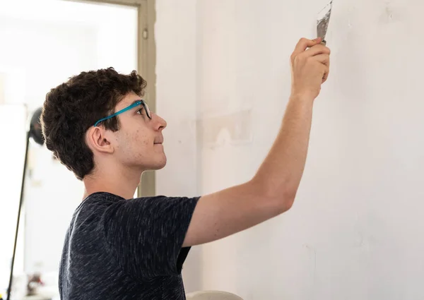 Apartmanda Mason Işi Beyaz Bir Çocuk Duvardaki Kusurları Doldurmaya Niyetli — Stok fotoğraf