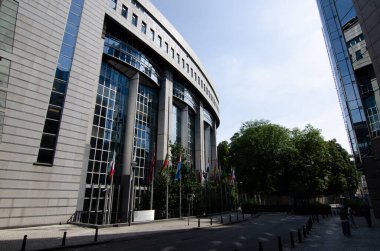 Brüksel, Belçika, Ağustos 2019. Avrupa Parlamentosu 'nu barındıran modern metal ve cam sarayların dış görünüşü.