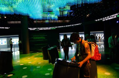 Brüksel, Belçika, Ağustos 2019. Avrupa Parlamentosu 'nda, parlamento müzesinde ve siyasi kurumlarda. Ziyarette turistler bilgileri okuma niyetindeler.