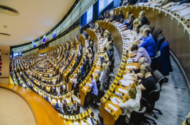 Brüksel, Belçika, Ağustos 2019. Avrupa Parlamentosu 'nun görüşü doğrultusunda, bir gigantografi, milletvekillerinin koltuklarında oturdukları hemicil' i betimlemektedir..