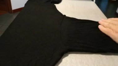 Giysileri ütüleyen adam manzarası