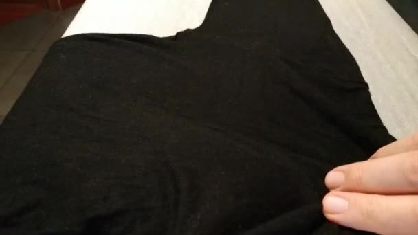 Обрезанный Вид Человека Гладильная Одежда — стоковое видео