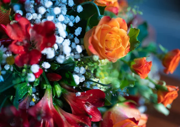 Una Hermosa Composición Flores Silvestres Rosas Naranjas Descansa Sobre Una — Foto de Stock