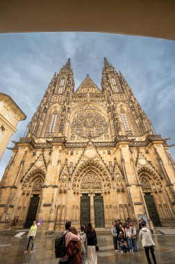 Prag, Çek Cumhuriyeti, 6 Ağustos 2023. Yağmurlu bir günde Aziz Vitus Katedrali 'nin heybetli perdesinin dikey çekimi. Turistler hatıra fotoğrafı çeker. Seyahat yerleri.