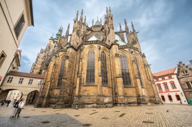 Prag, Çek Cumhuriyeti, 6 Ağustos 2023. Yağmurlu bir günde St. Vitus Katedrali 'nin arkasında çekilmiş, bazı ziyaretçiler şemsiye tutuyordu. Seyahat yerleri.