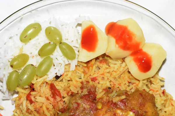 Placa Comida Asiática Peixe Arroz Frutas Legumes Serviço Salada — Fotografia de Stock