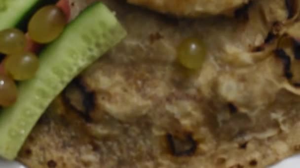 Placa Comida Asiática Hamburguesas Pan Aplanado Frutas Verduras Ensalada — Vídeo de stock