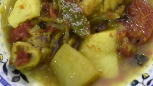 Placa Comida Asiática Frango Legumes Curry Servindo — Vídeo de Stock