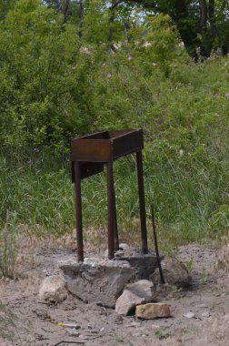 Bir yaz akşamı yeşil ağaçların kömürlerin yanma ile ızgara.