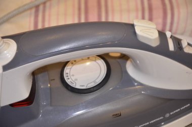 Buharlı ütü beyaz ve gri