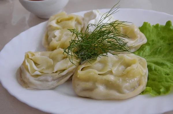 Gekookte Manti Liggen Een Witte Plaat Versierd Met Een Blad — Stockfoto