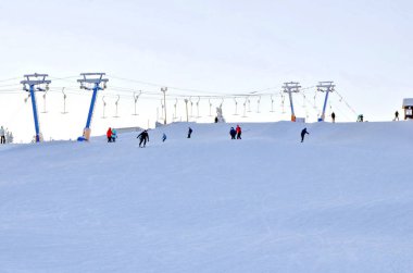 Saratov bölgesindeki Khvalynsky kayak merkezi. Rusya. 7 Ocak 2019. Tatil beldesinin yamaçlarında kayak