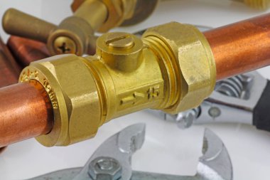 Bakır boru inşaat ayarlanabilir anahtarı, 15 mm bakır boru ve pirinç ek yerleri için hazır yeni birlikte gri bir arka plan karşı koydu