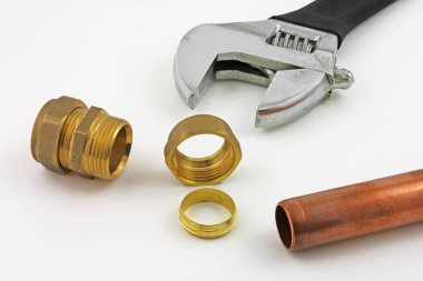 Bakır boru inşaat ayarlanabilir anahtarı, 15 mm bakır boru ve pirinç ek yerleri için hazır yeni birlikte gri bir arka plan karşı koydu