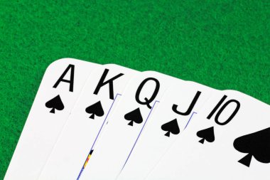 iskambil A planı görünümü beş oyun kağıdı üzerinde yeşil bir beize döşeme