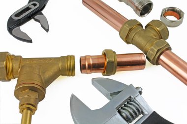 Yeni bakır boru inşaat ayarlanabilir anahtarı, 15 mm bakır boru ve pirinç ek yerleri seks için hazır birlikte beyaz bir arka plan üzerinde izole