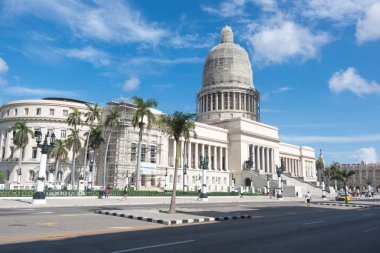 Havana, Küba - 06 29 2018: Hayat Capitol önünde