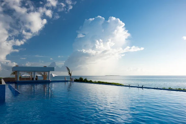 Yüzme havuzu ve bar ve şaşırtıcı görüntülemek Atlantik Okyanusu, Cayo Guillermo, Küba, Caribbean