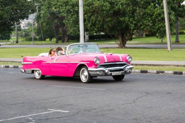 Havana, Küba - 8 Temmuz 2018: Zamanlayıcı araba sokaklarda Havana'nın eski