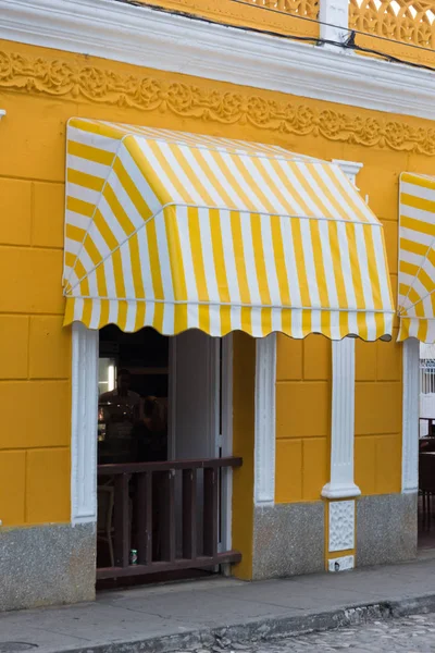 Retro Restaurant Außen Mit Gelb Weißem Farbton Trinidad Kuba Karibik lizenzfreie Stockfotos