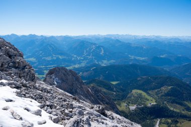 Dachstain, Schladming, Avusturya, Europe aşağıda yeşil arazi görünümü