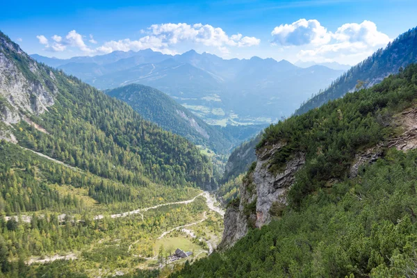 Yeşil vadi panorama Alpler, Schladming, Avusturya, Avrupa ile