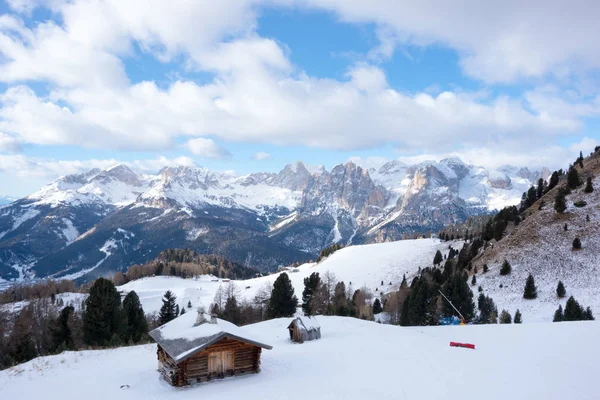 Dolomiti panoraması ile ahşap bir yazlık, Canazei, İtalya