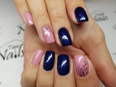 Güzel renkli çivi ve el manikür.