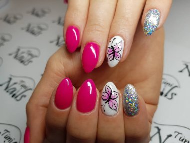 Güzel renkli çivi ve el manikür.