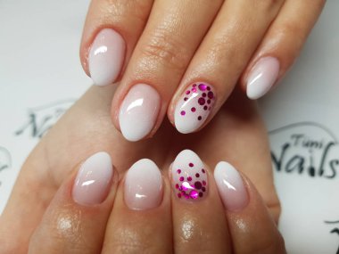 Güzel renkli çivi ve el manikür.