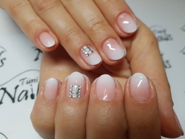 Güzel renkli çivi ve el manikür.