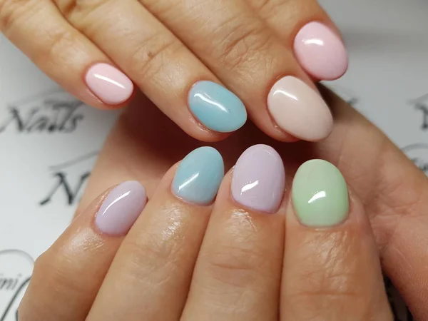 Hermosas uñas de colores y manicura mano . — Foto de Stock