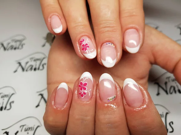 Mooie kleurrijke nagels en hand manicure. — Stockfoto