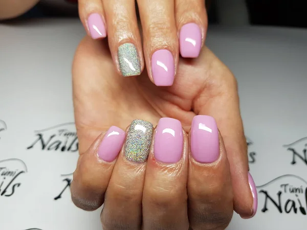 Belle unghie colorate e manicure a mano . — Foto Stock
