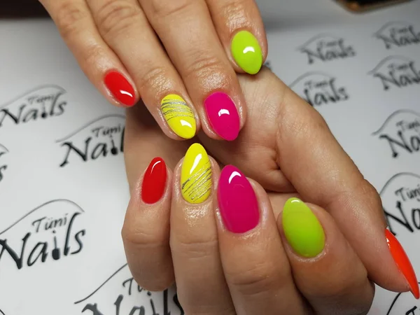 Hermosas uñas de colores y manicura mano . — Foto de Stock